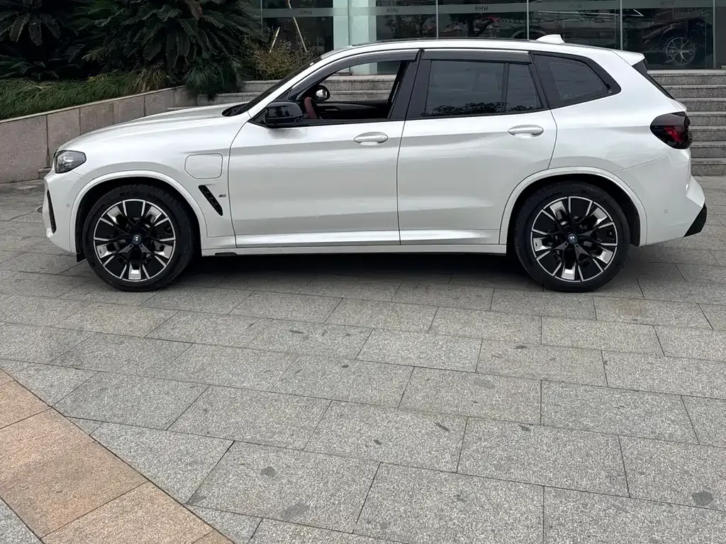 BMW iX3 — фото 10