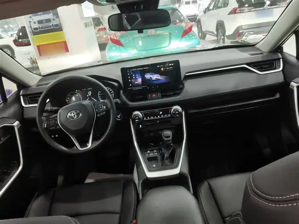 Toyota RAV4 — фото 8