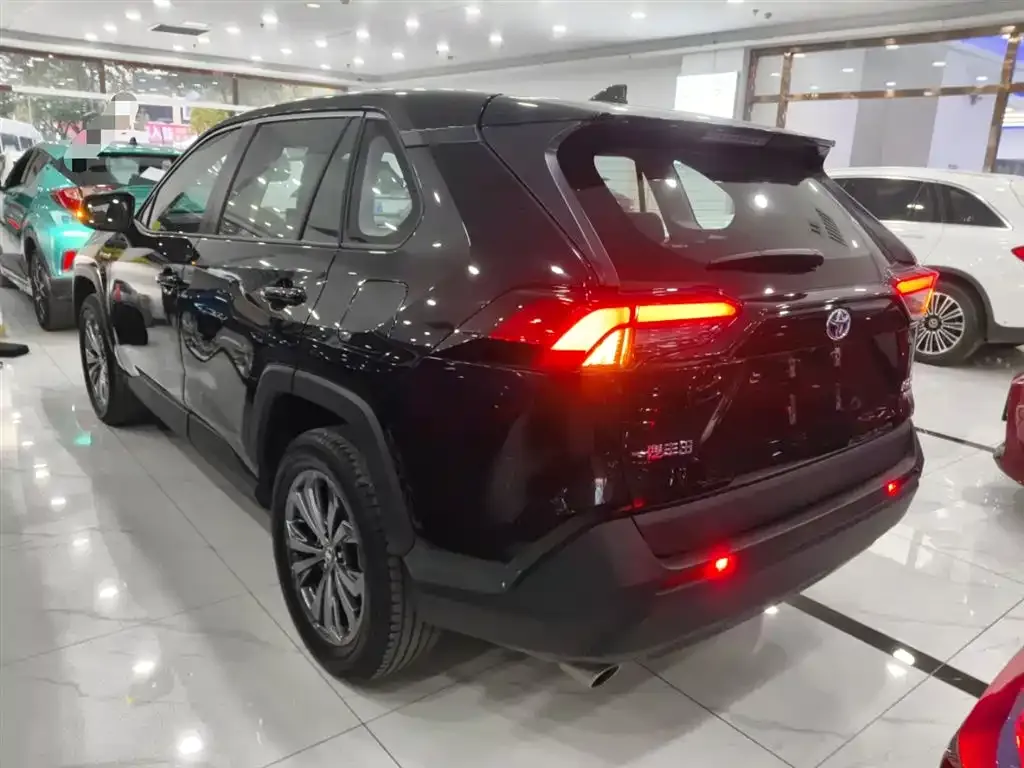 Toyota RAV4 — фото 3