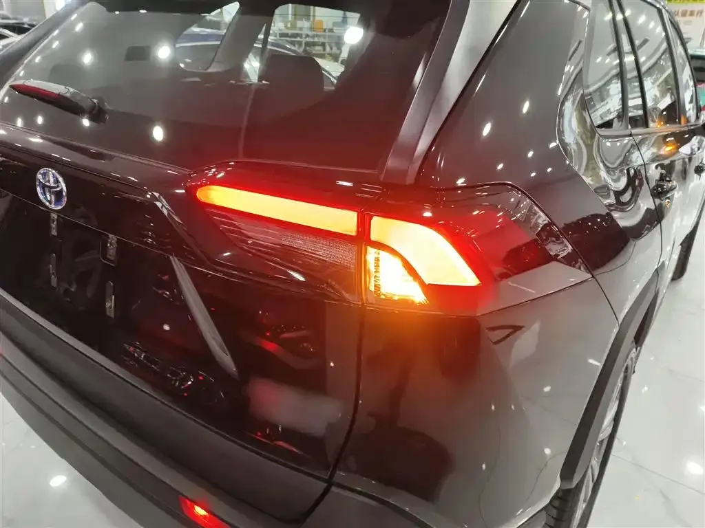 Toyota RAV4 — фото 4