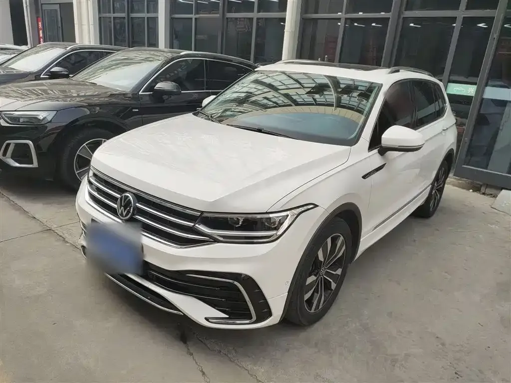 Volkswagen Tiguan L — фото 1