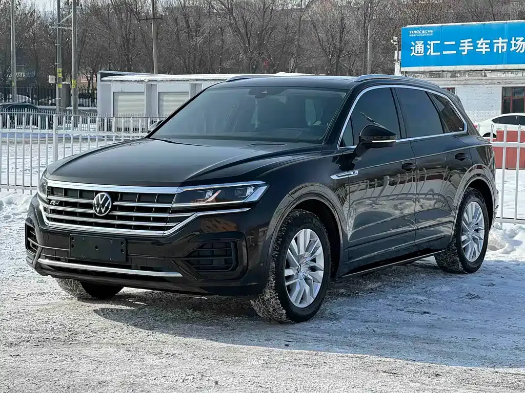 Volkswagen Touareg — фото 1