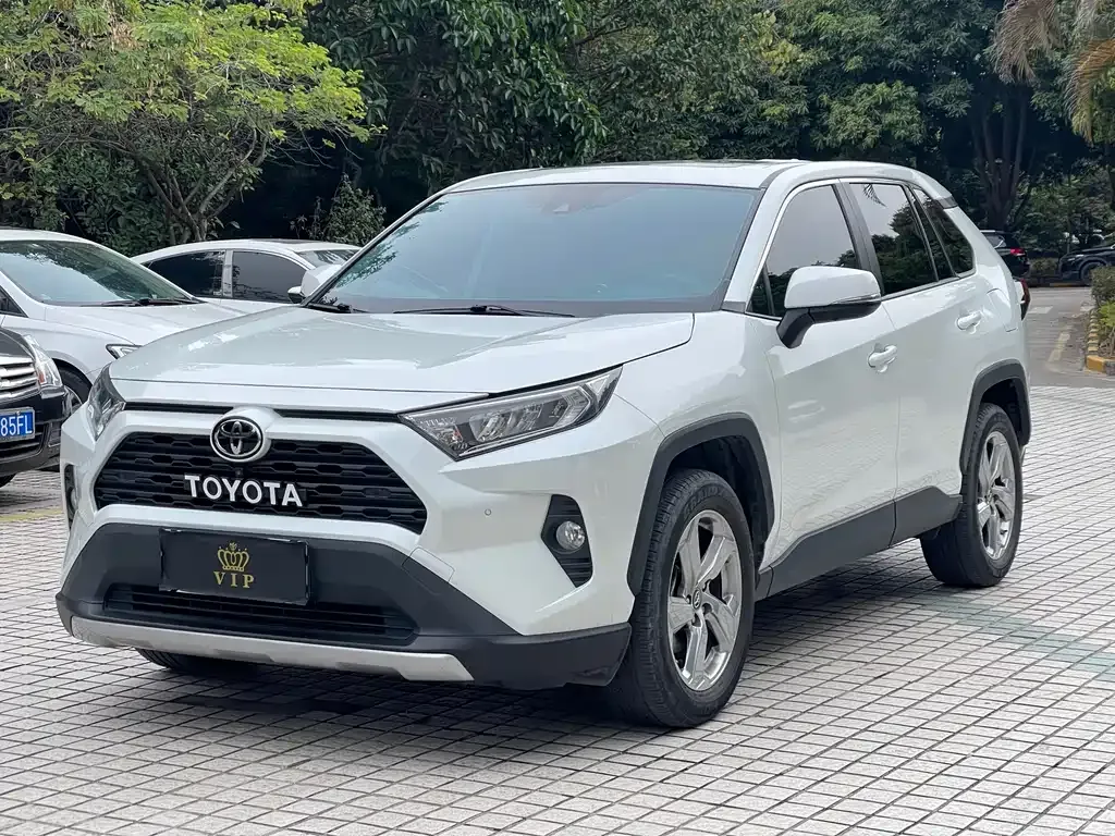 Toyota RAV4 — фото 1