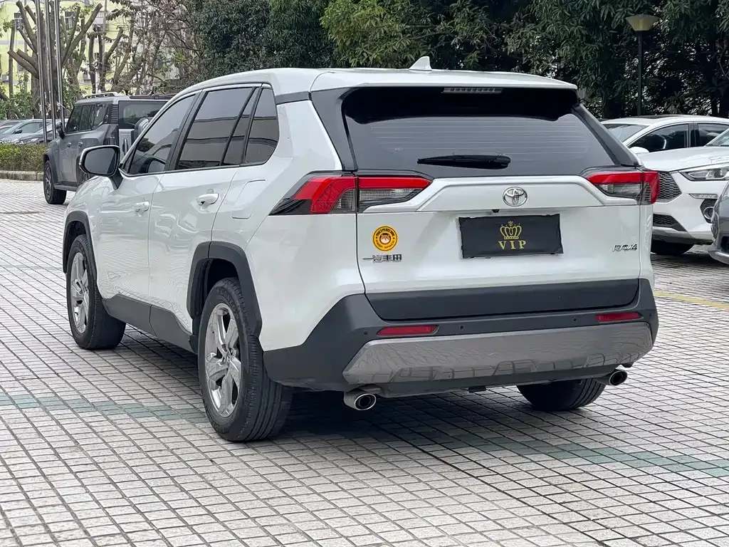 Toyota RAV4 — фото 9