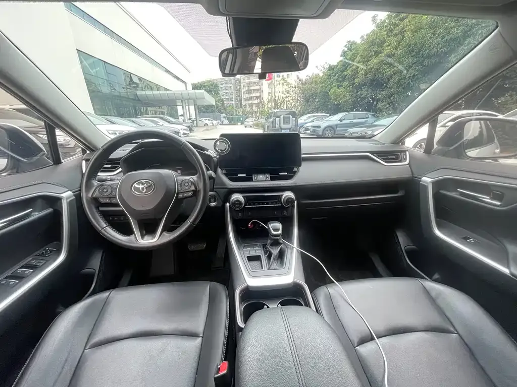 Toyota RAV4 — фото 7