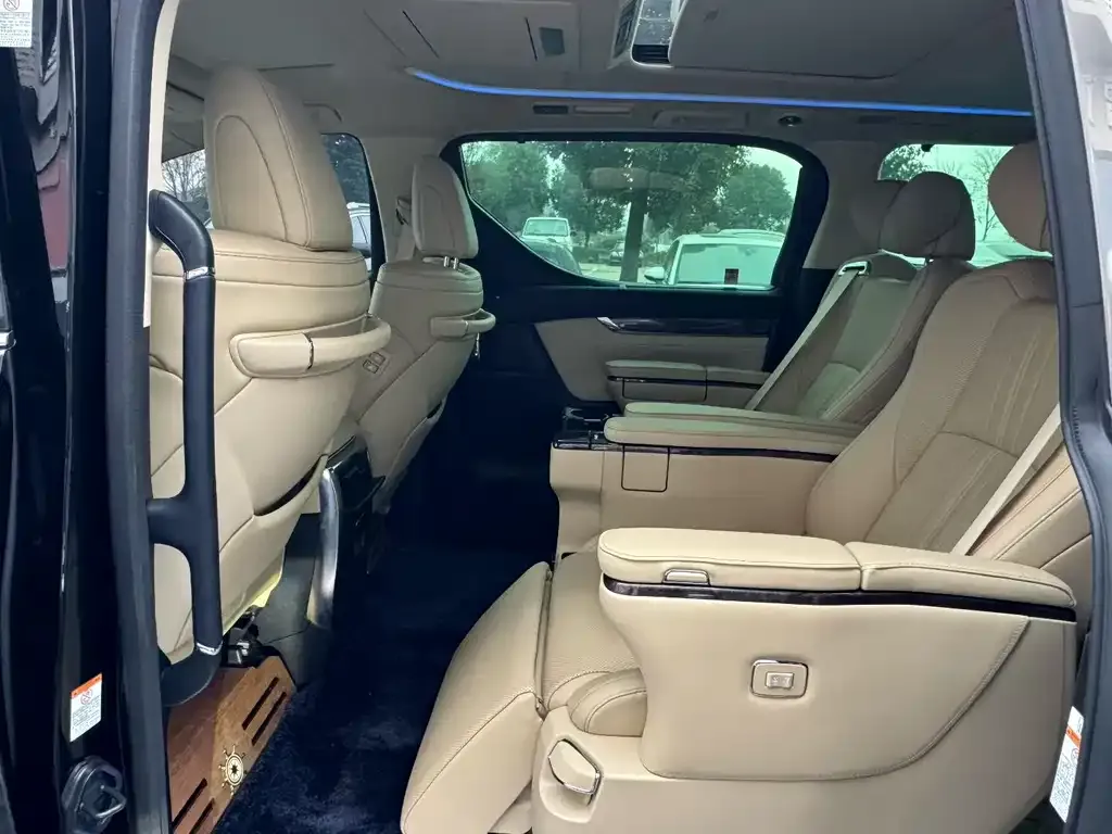 Toyota Vellfire — фото 4
