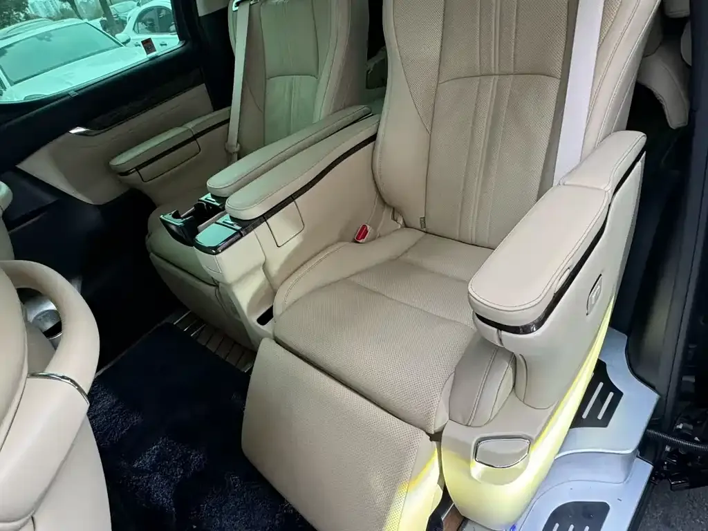 Toyota Vellfire — фото 8