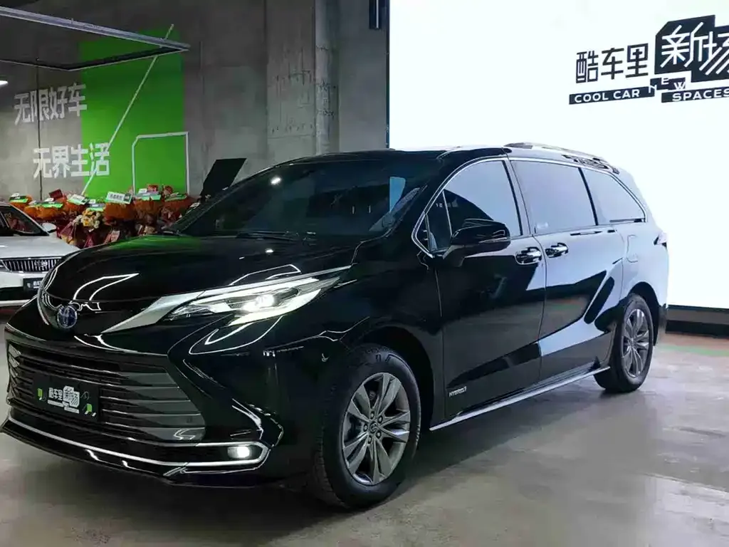 Toyota Sienna — фото 1