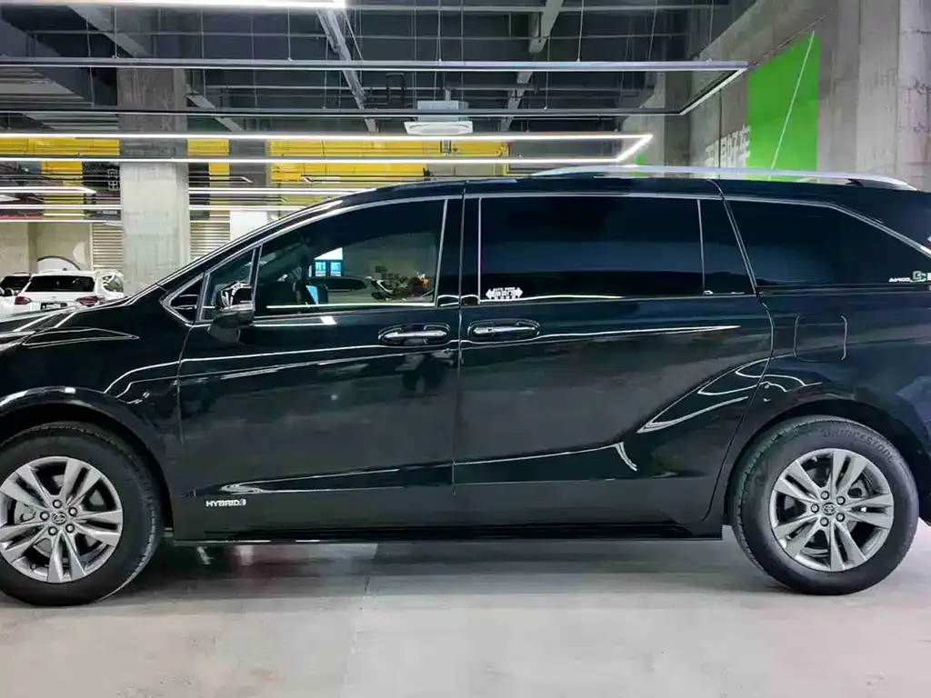 Toyota Sienna — фото 2