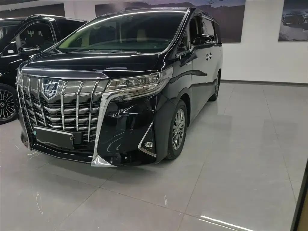 Toyota Alphard — фото 1