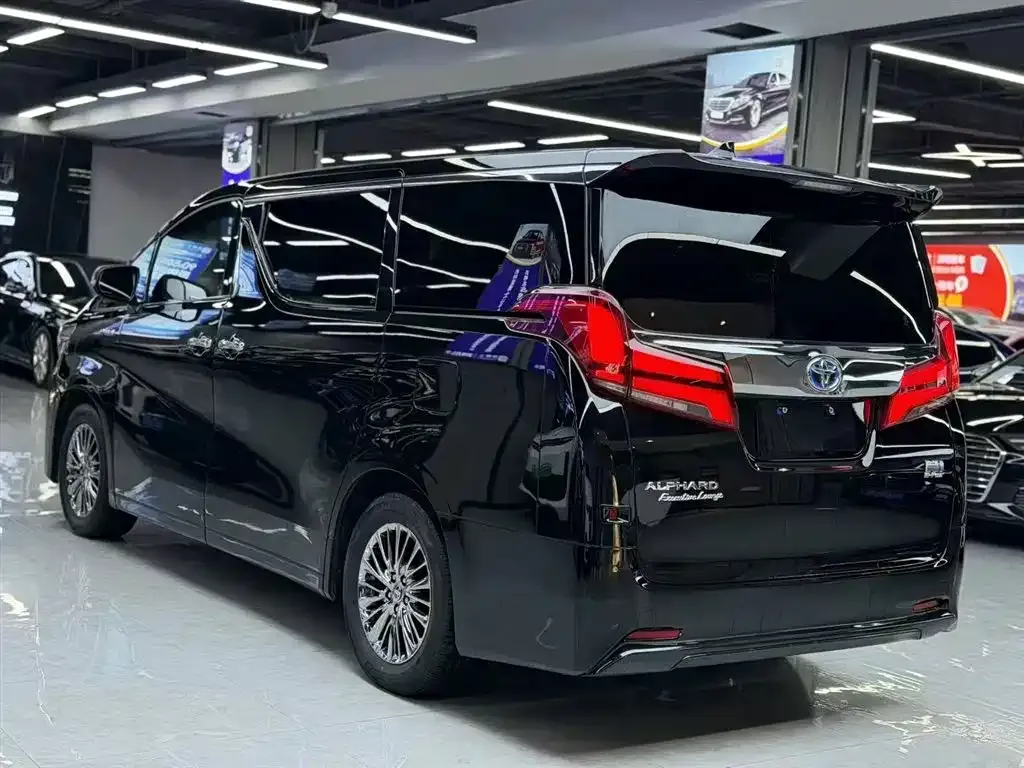 Toyota Alphard — фото 8