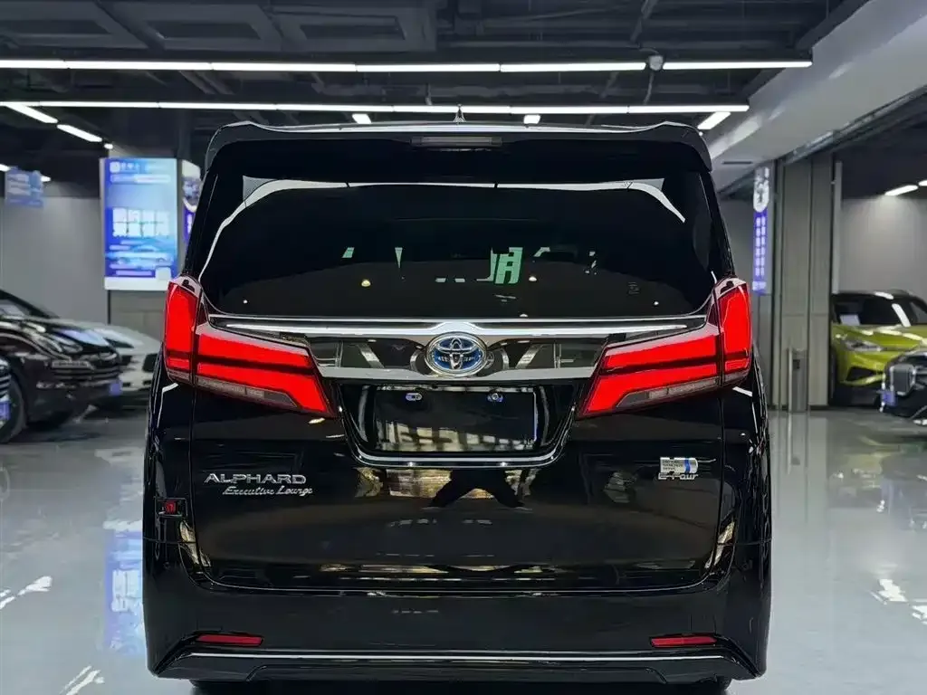 Toyota Alphard — фото 4