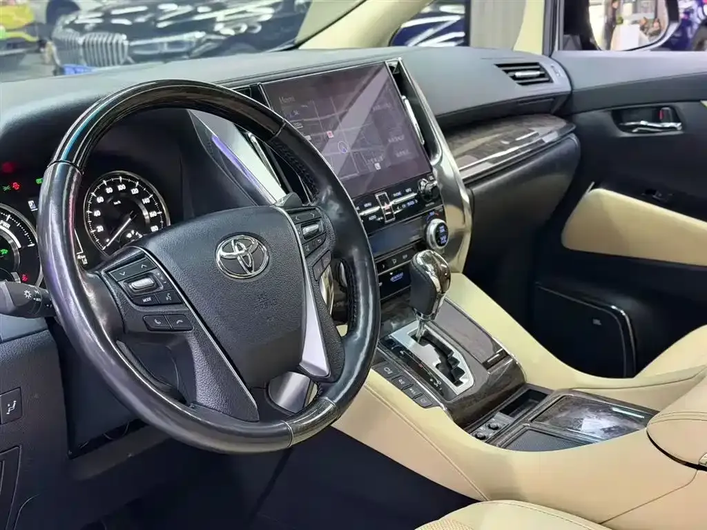 Toyota Alphard — фото 5