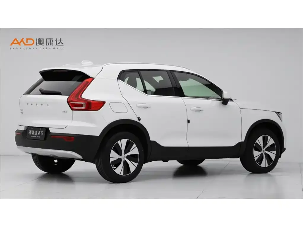 Volvo XC40 — фото 10