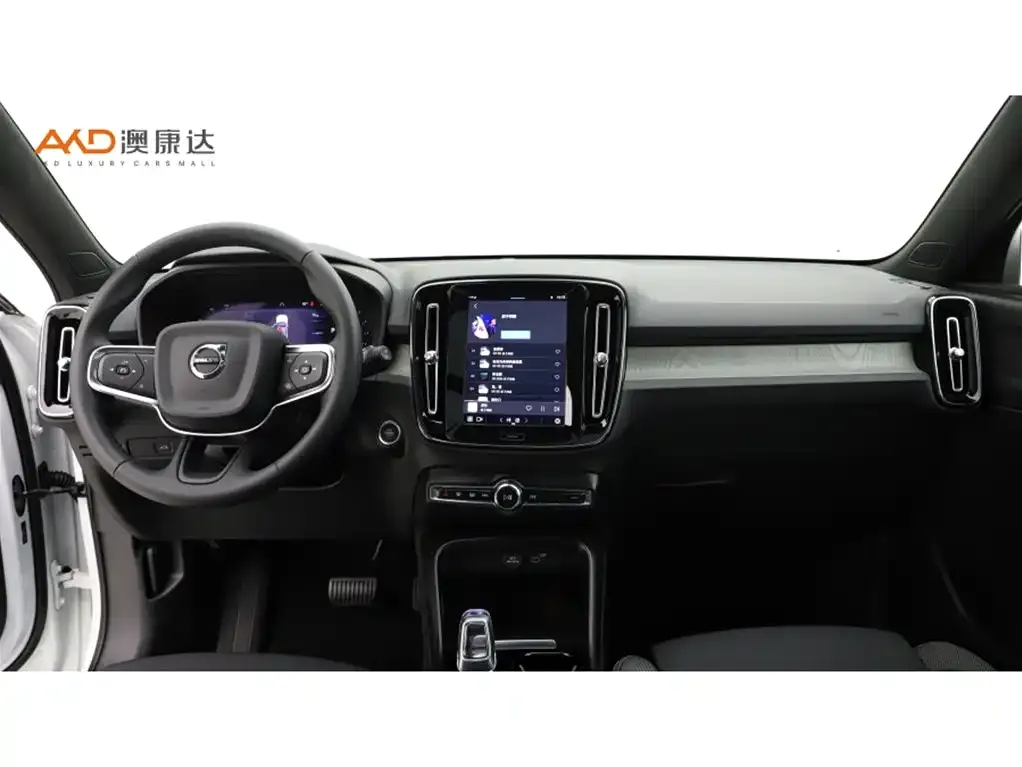 Volvo XC40 — фото 3