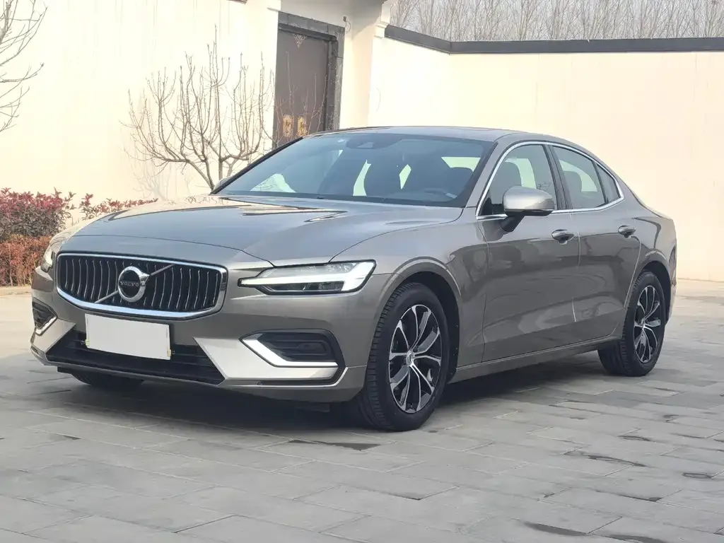 Volvo S60 — фото 1