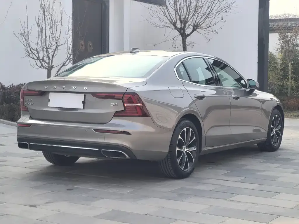 Volvo S60 — фото 10