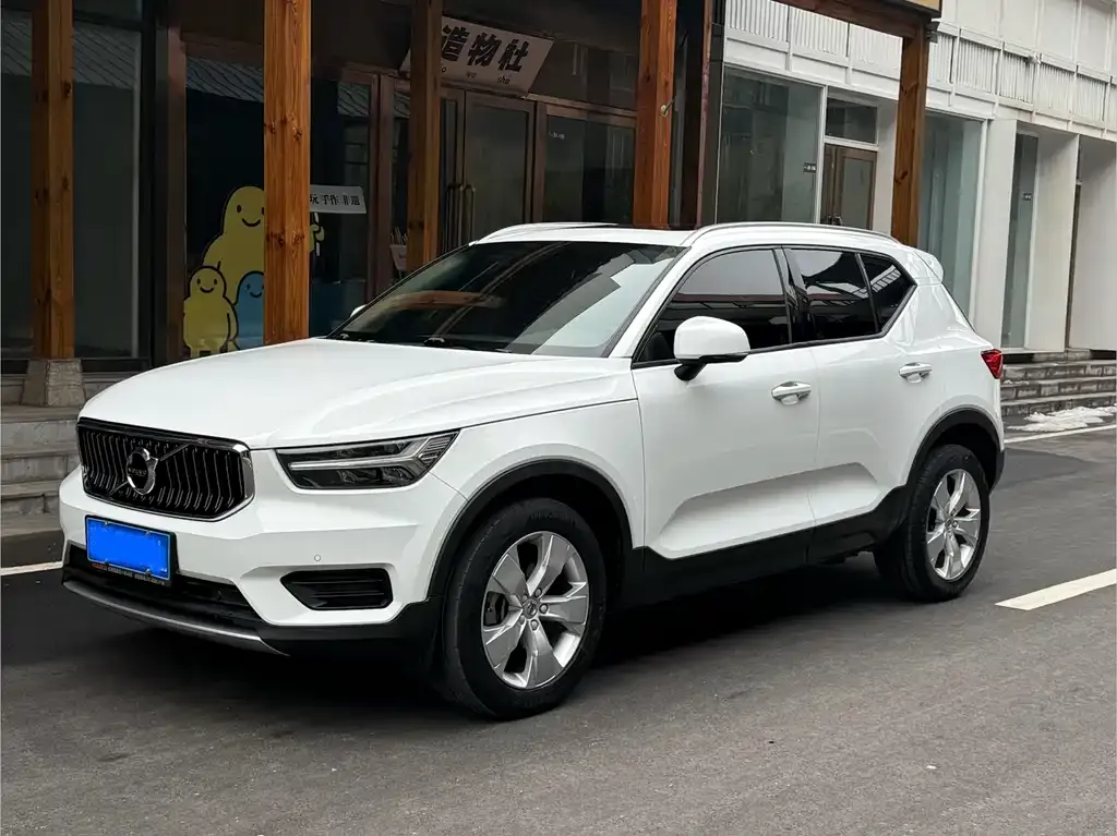 Volvo XC40 — фото 1