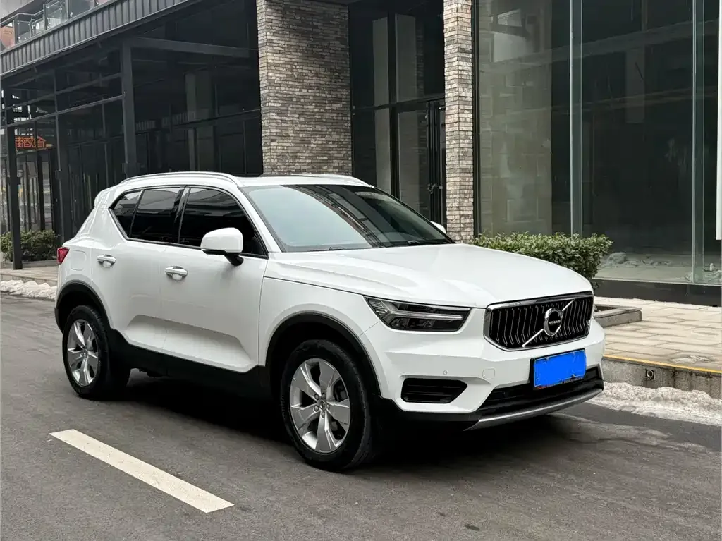Volvo XC40 — фото 9