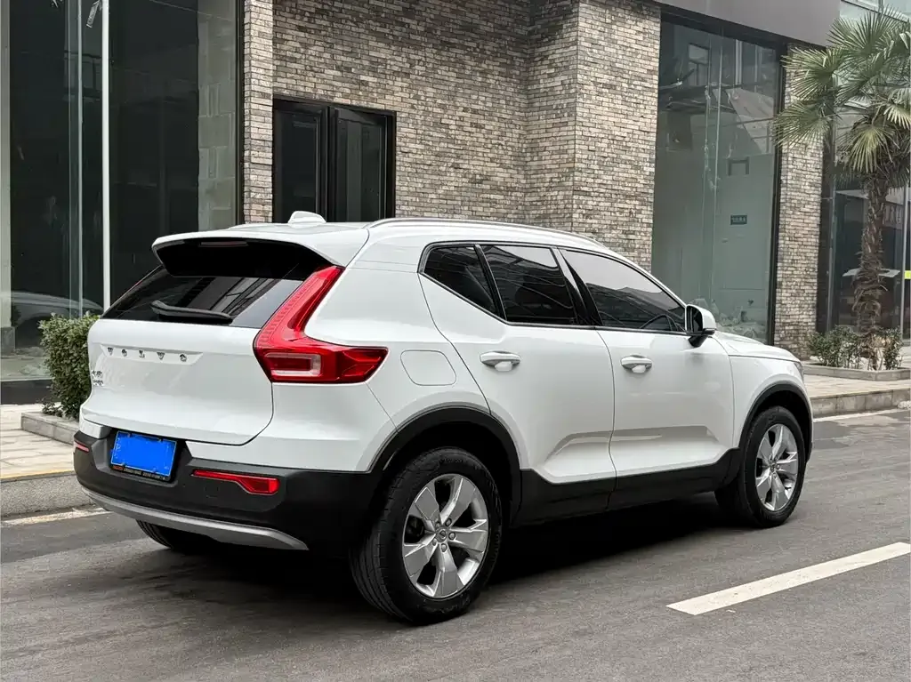 Volvo XC40 — фото 7