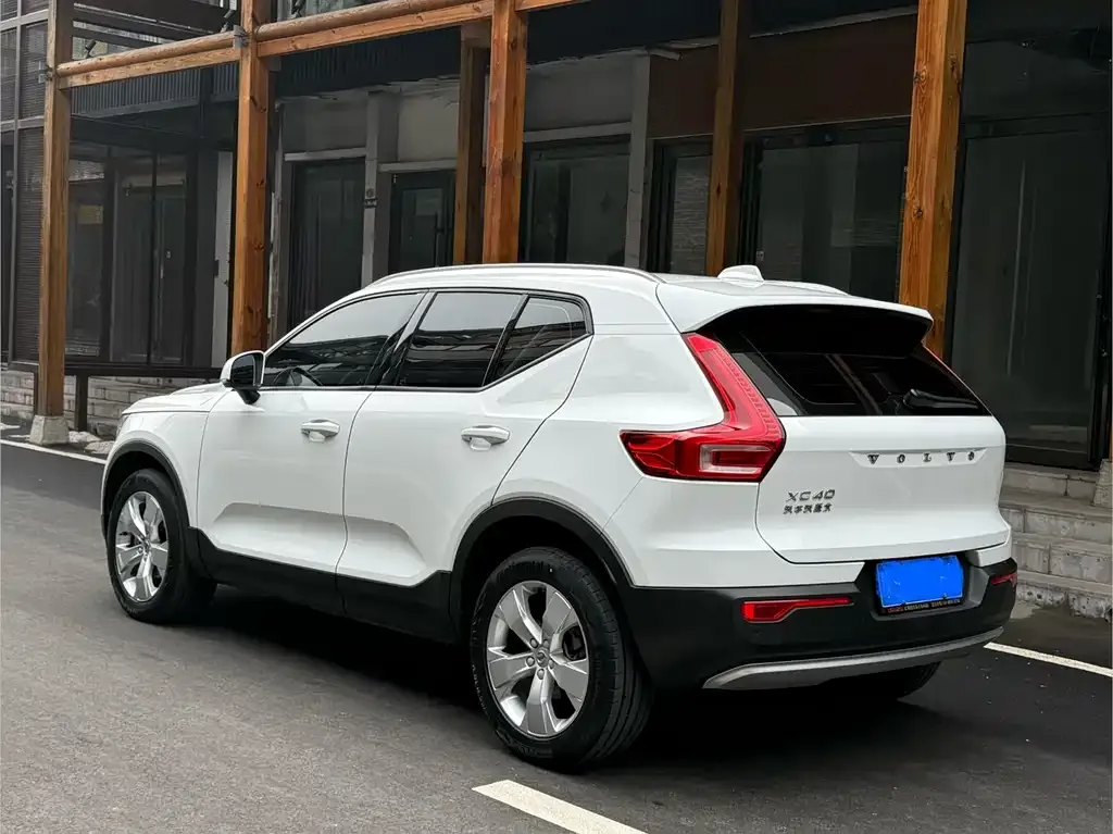 Volvo XC40 — фото 8