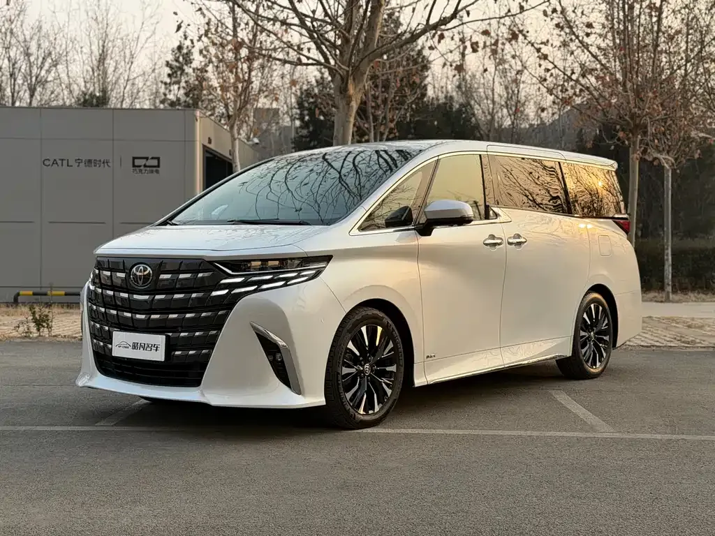 Toyota Alphard — фото 1