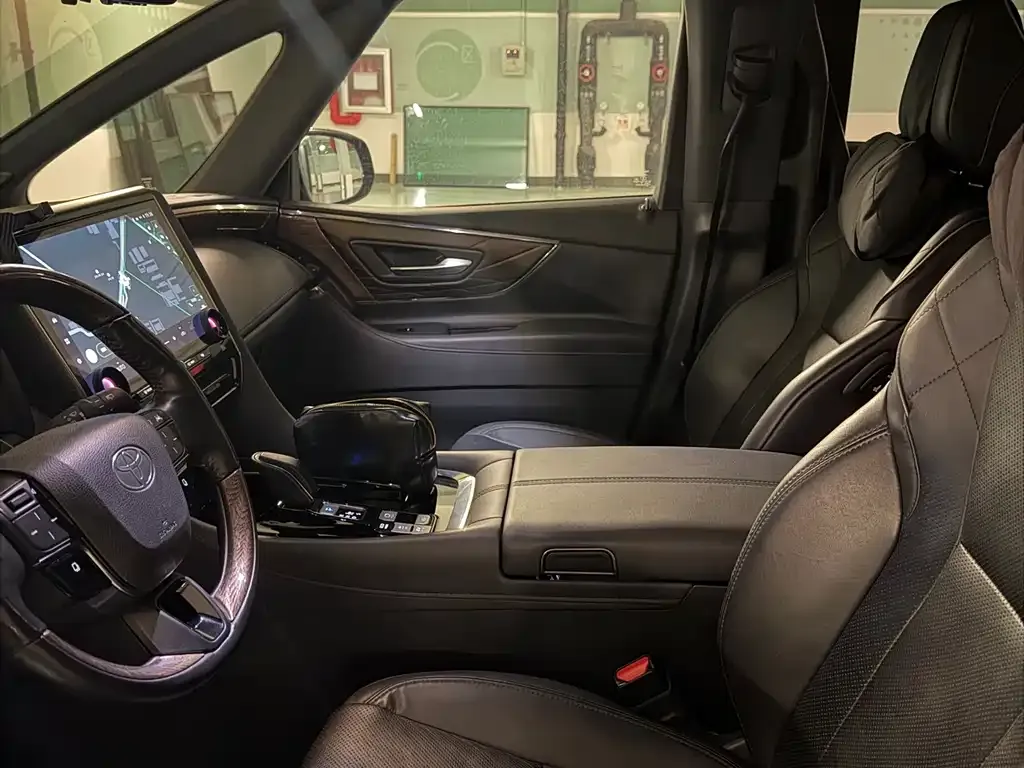 Toyota Alphard — фото 2