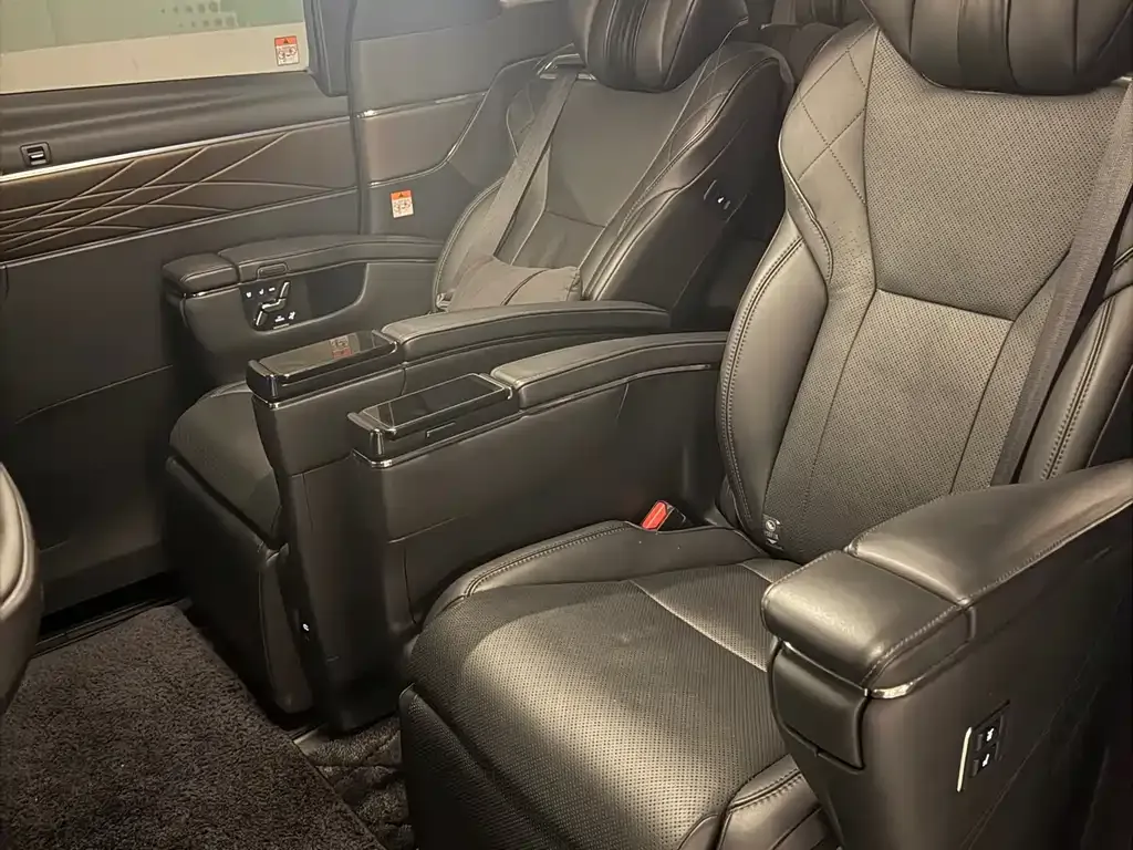 Toyota Alphard — фото 3