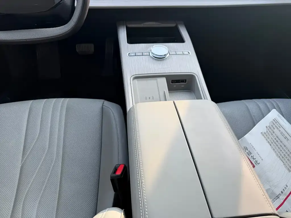 Geely Galaxy E8 — фото 10