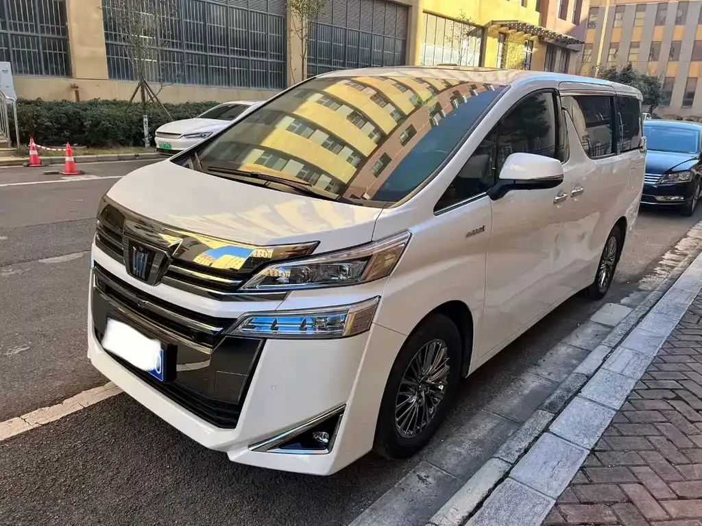 Toyota Vellfire — фото 1