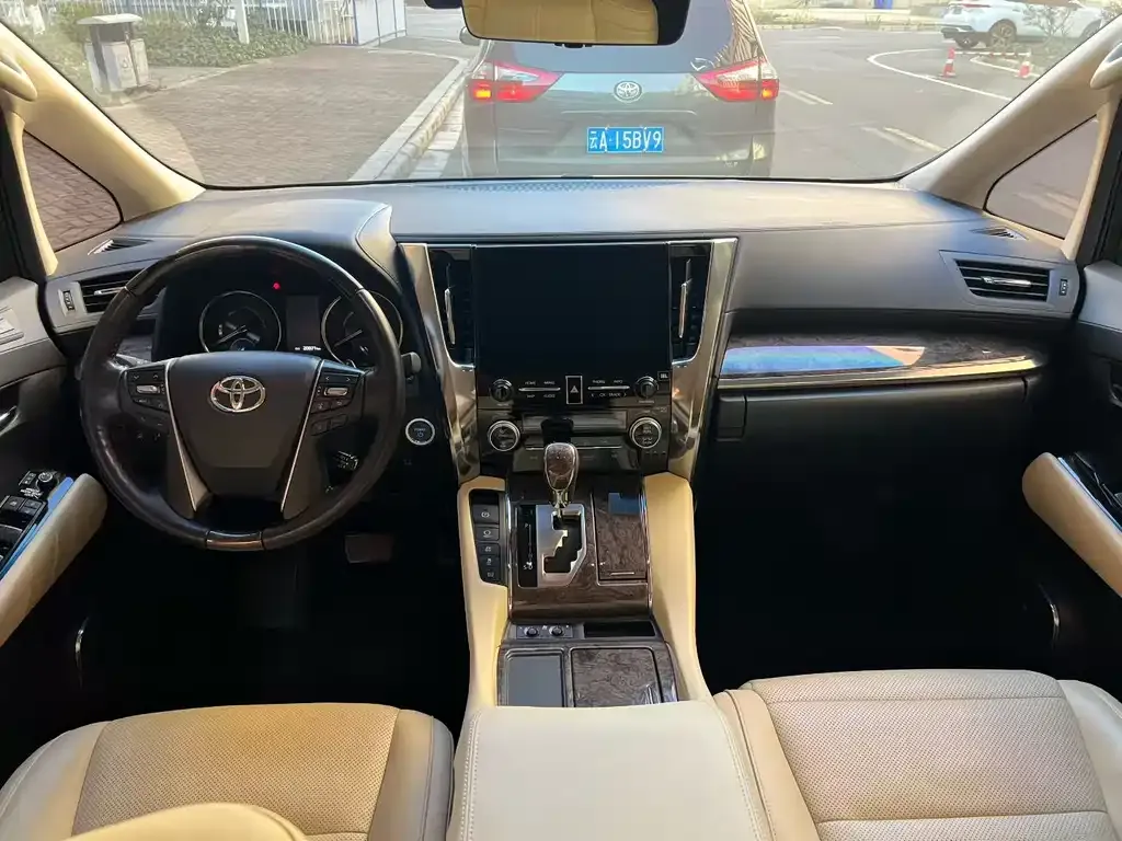 Toyota Vellfire — фото 3