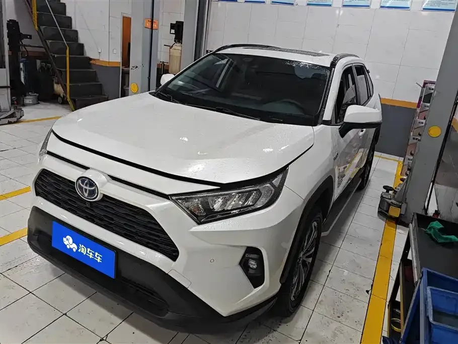 Toyota RAV4 — фото 1