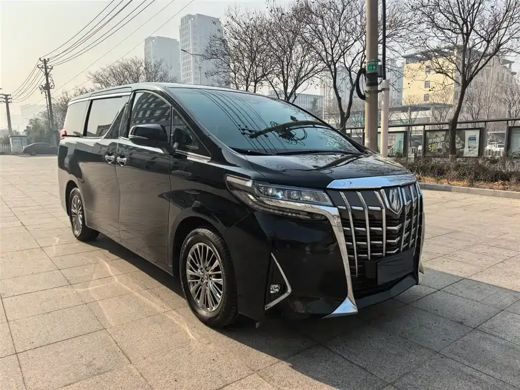 Toyota Alphard — фото 1