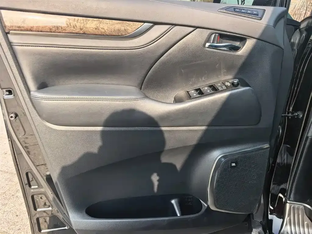 Toyota Alphard — фото 3