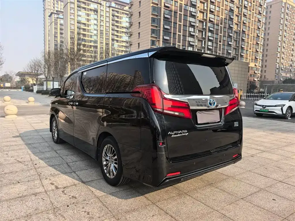 Toyota Alphard — фото 9