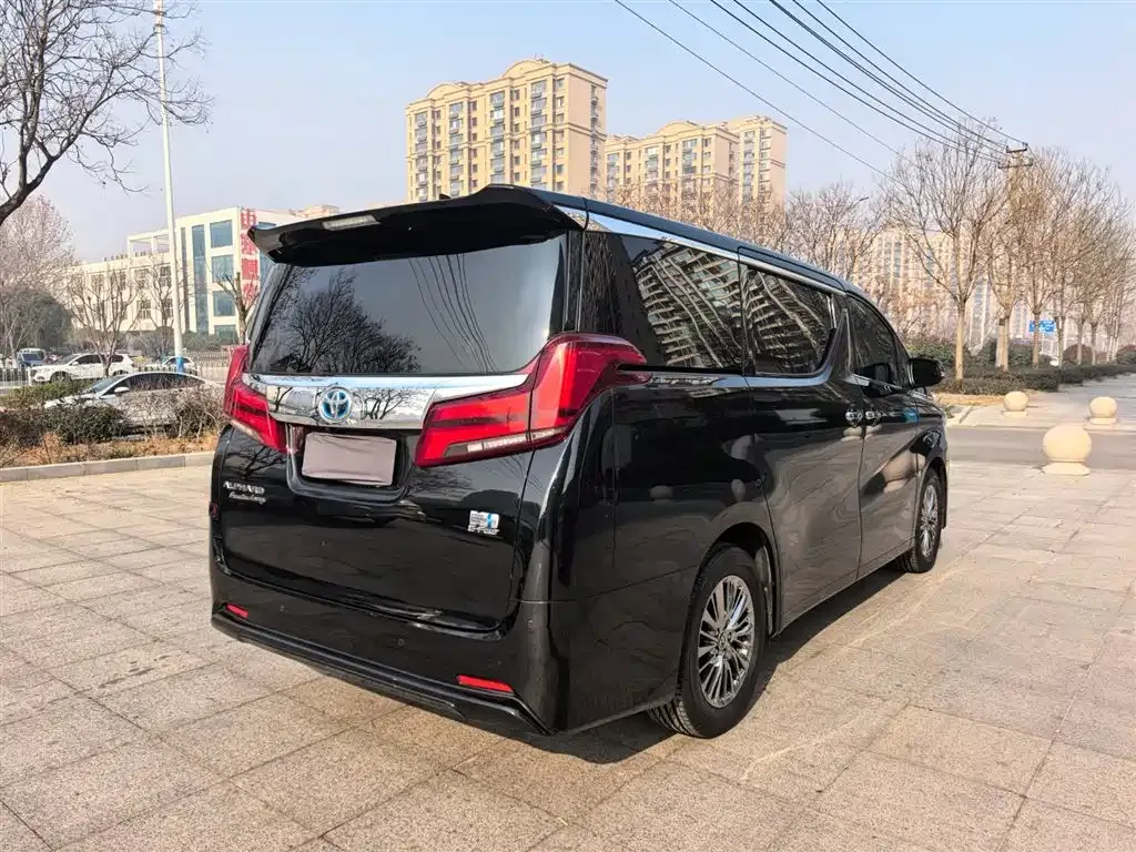 Toyota Alphard — фото 5