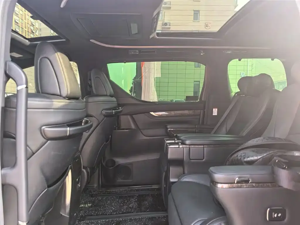 Toyota Alphard — фото 2
