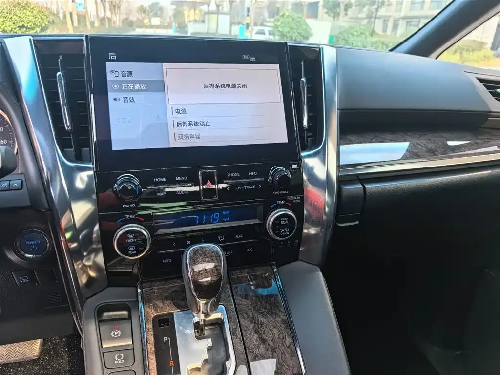 Toyota Alphard — фото 6