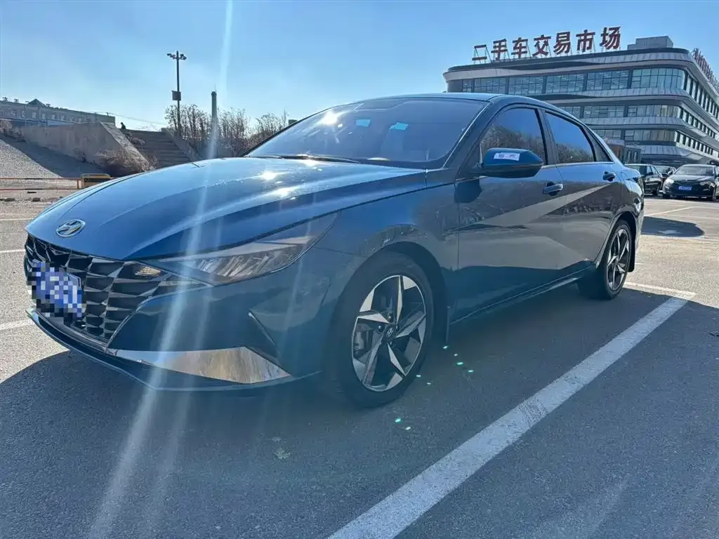 Hyundai Elantra — фото 1