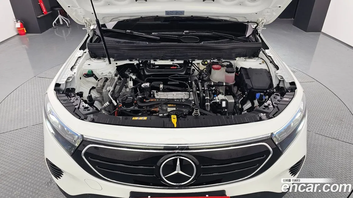 Mercedes-Benz EQB — фото 8