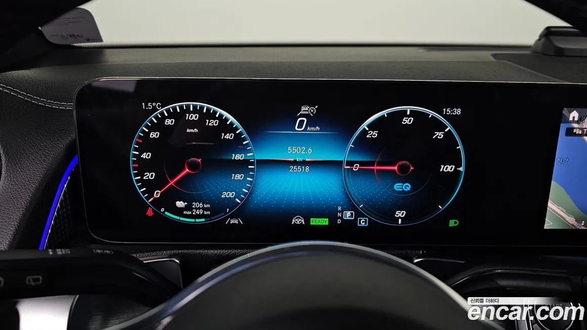 Mercedes-Benz EQB — фото 10