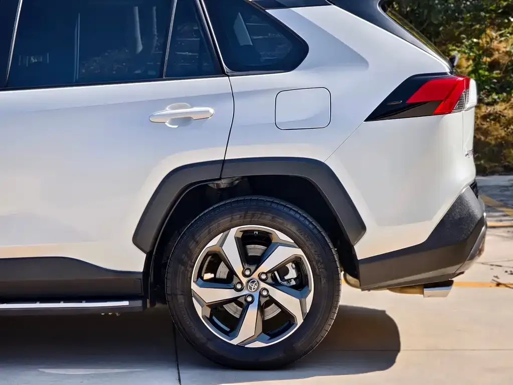 Toyota RAV4 Prime — фото 2