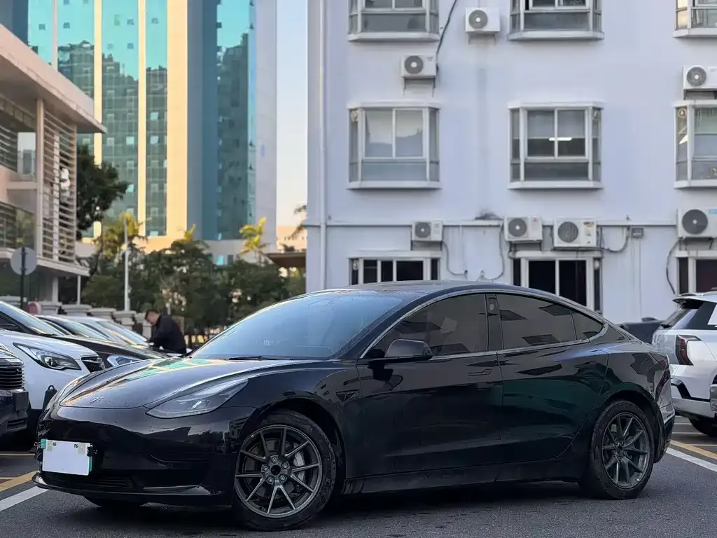 Tesla Model 3 — фото 1