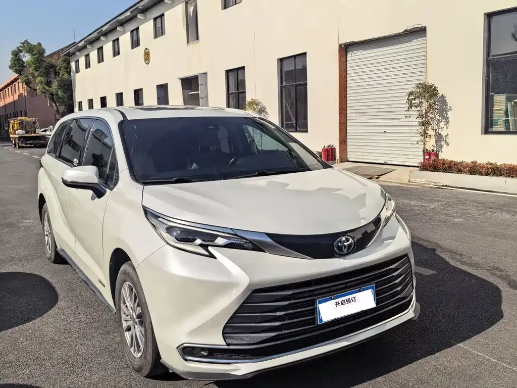 Toyota Sienna — фото 1