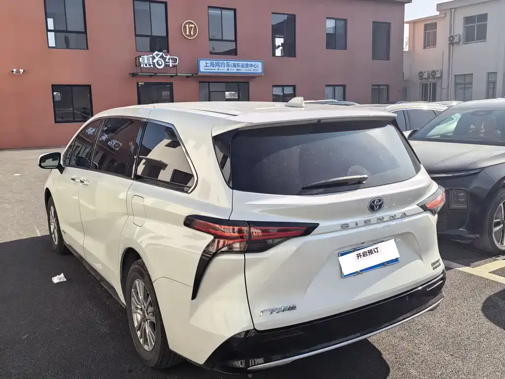 Toyota Sienna — фото 9