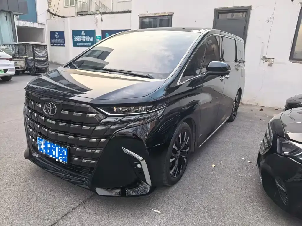 Toyota Alphard — фото 1