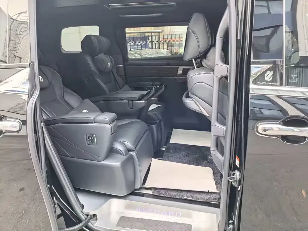 Toyota Alphard — фото 4