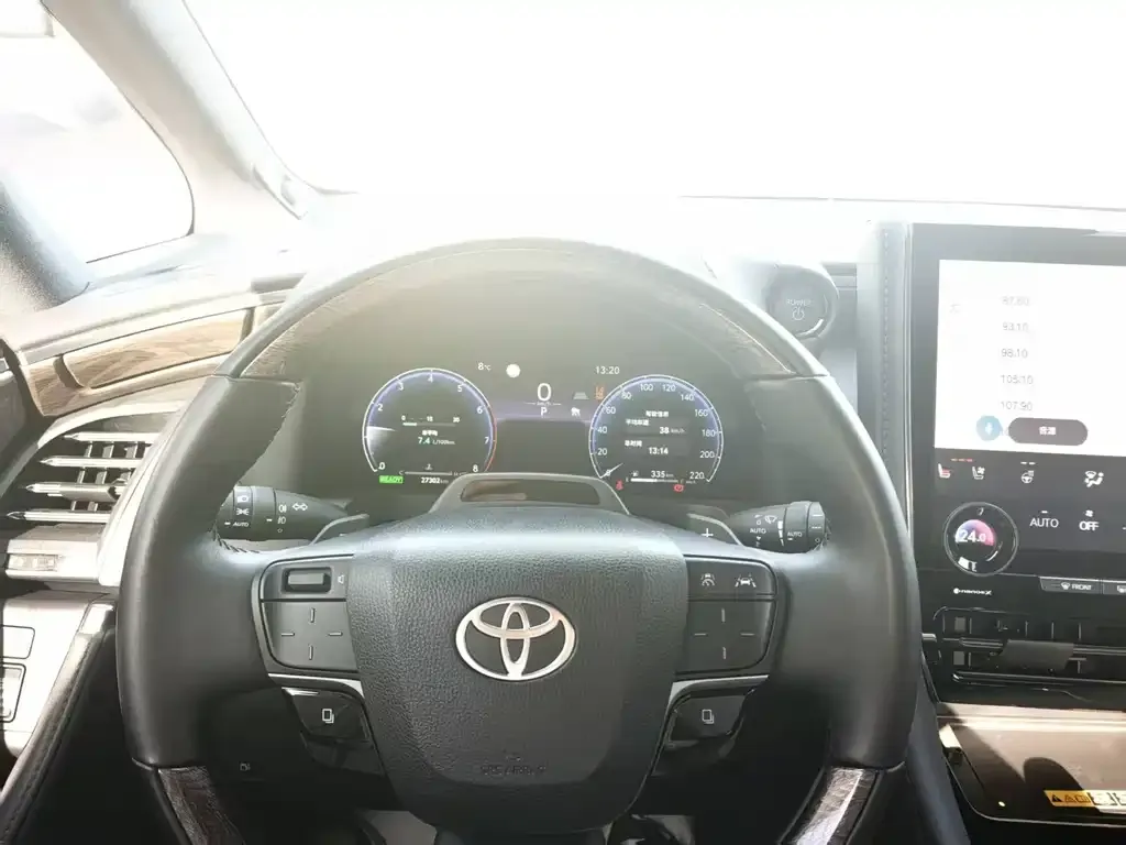 Toyota Alphard — фото 2