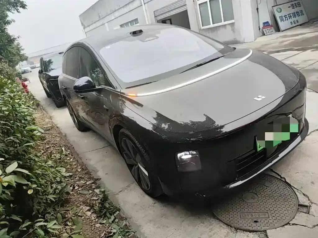 Li Auto i8 — фото 1