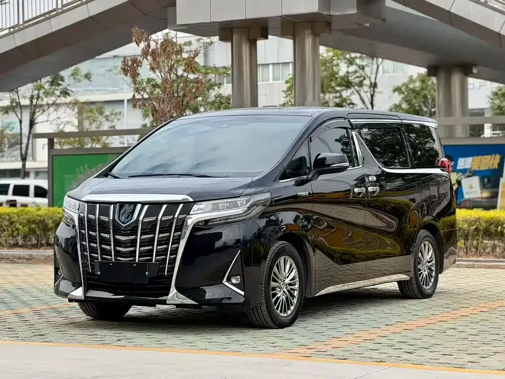 Toyota Alphard — фото 1
